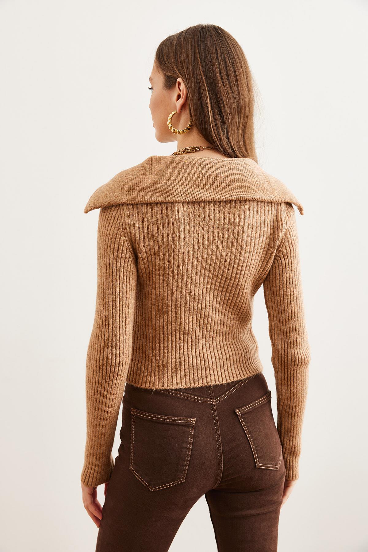 Dik Yaka Fermuarlı Crop Triko Kazak Camel