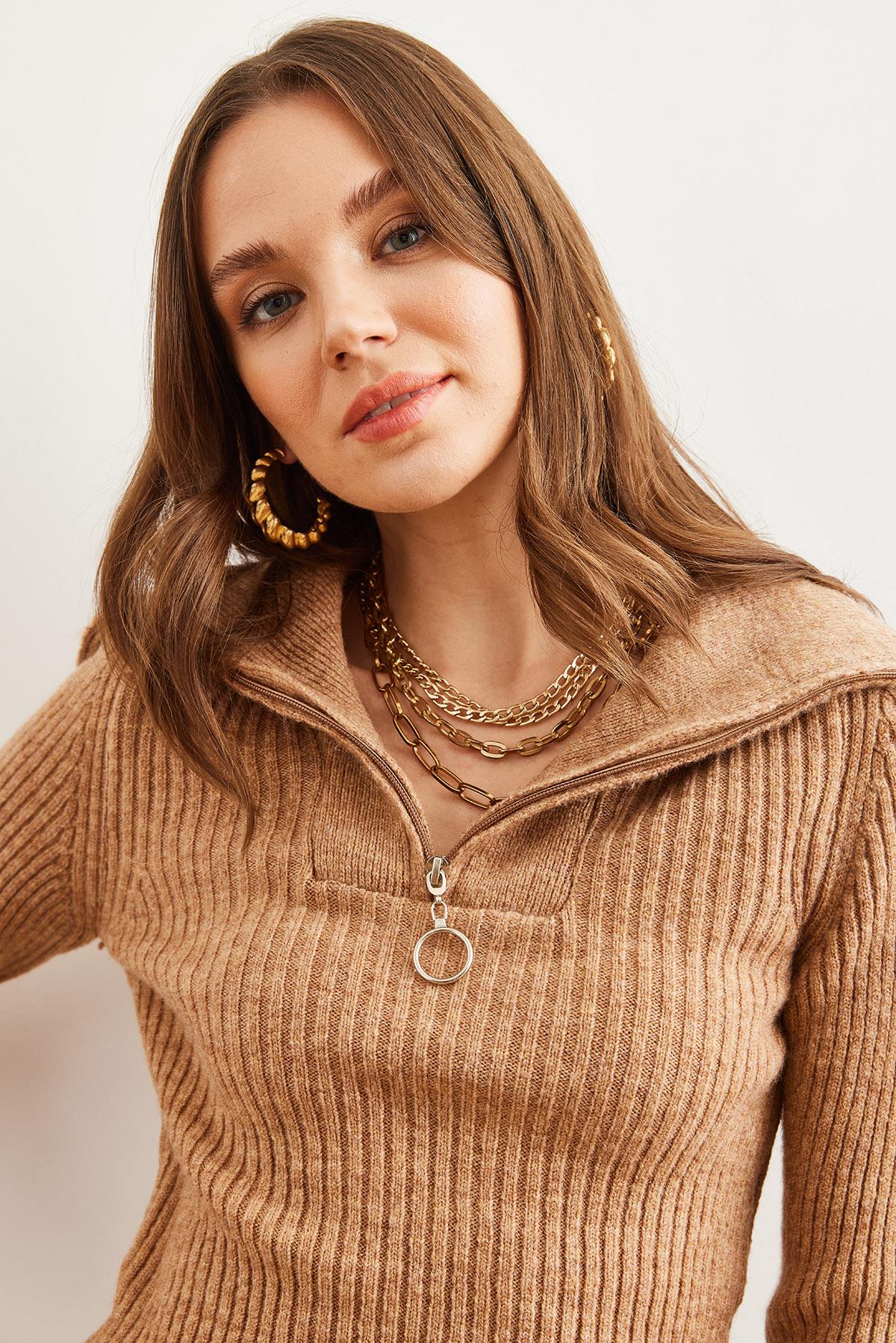 Dik Yaka Fermuarlı Crop Triko Kazak Camel