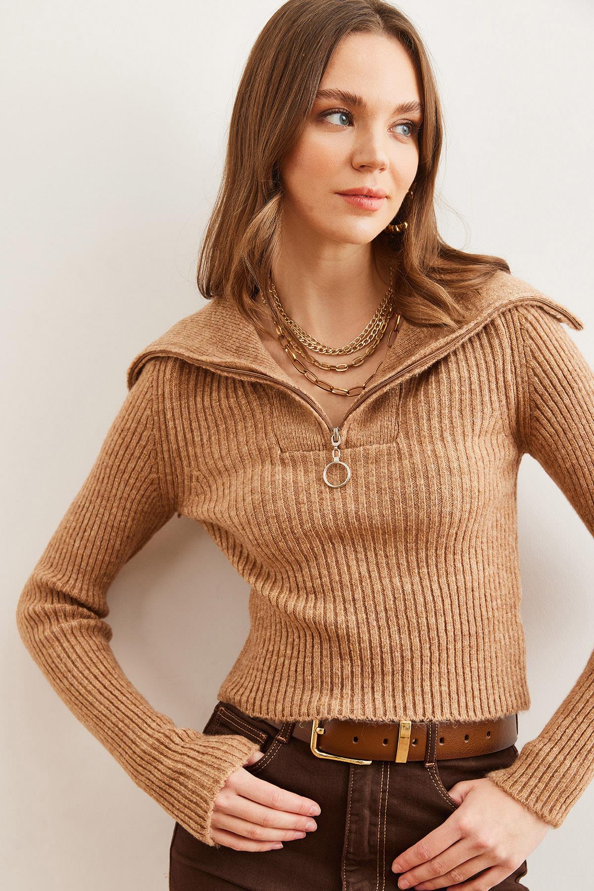 Dik Yaka Fermuarlı Crop Triko Kazak Camel