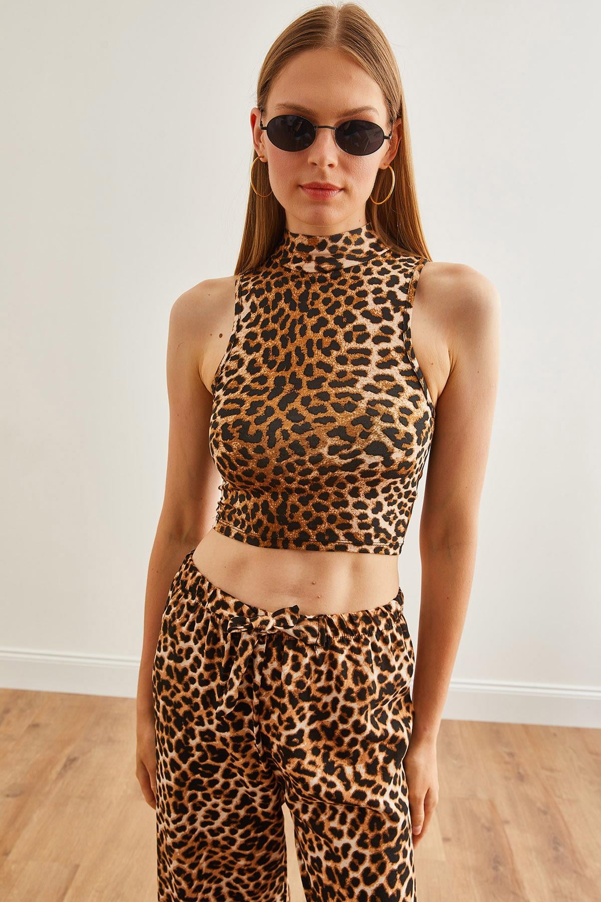 Dik Yaka Likralı Crop Örme Bluz Bej Leopar