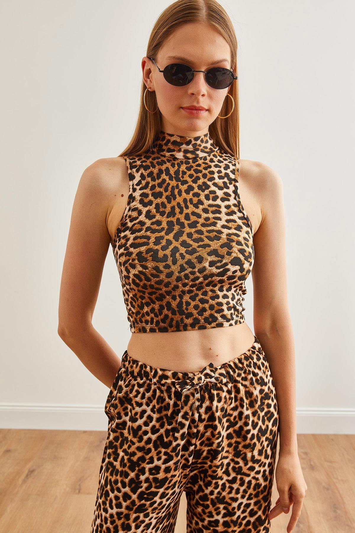 Dik Yaka Likralı Crop Örme Bluz Bej Leopar
