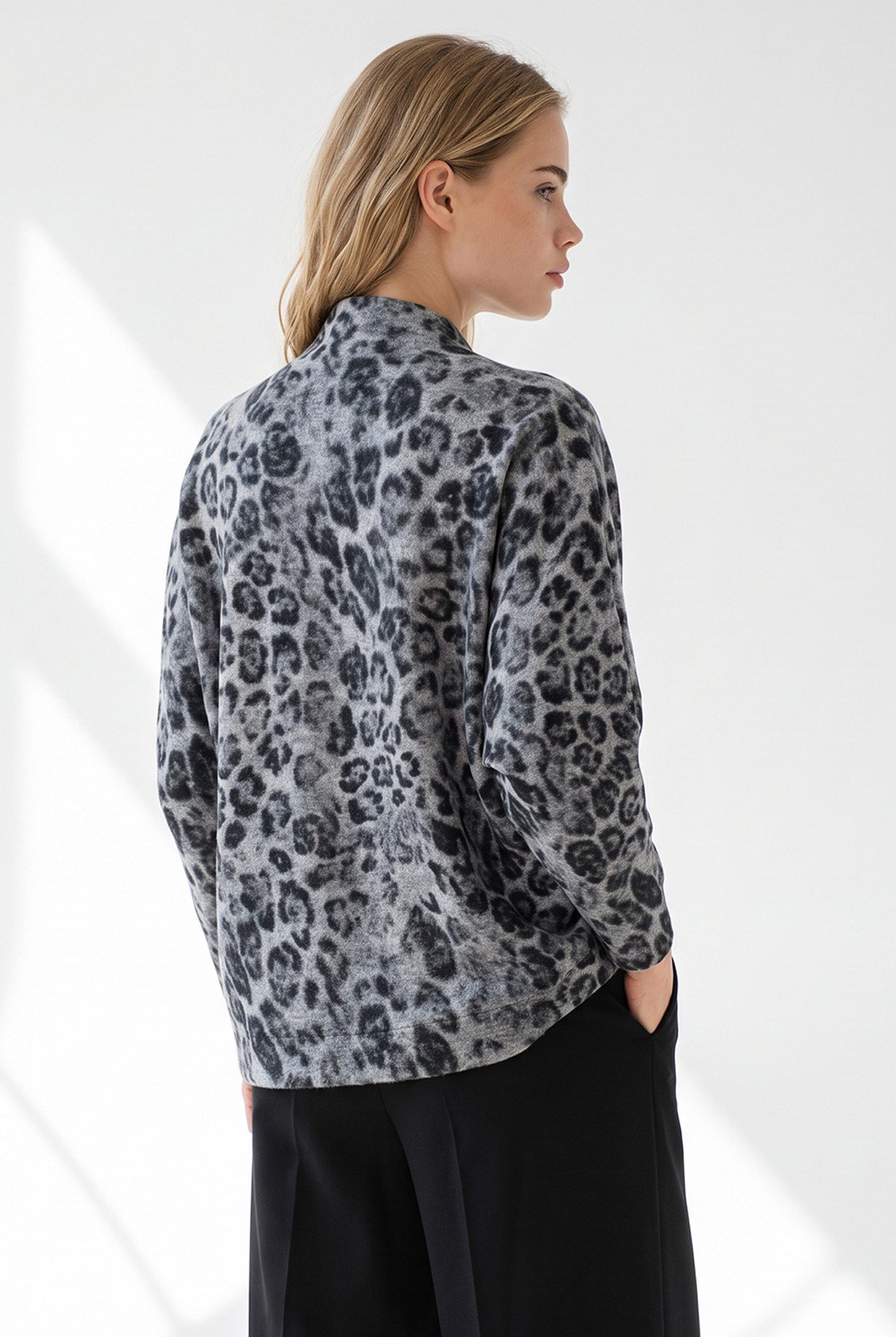 Dik Yaka Loose Fit Yumoş Bluz Gri Leopar
