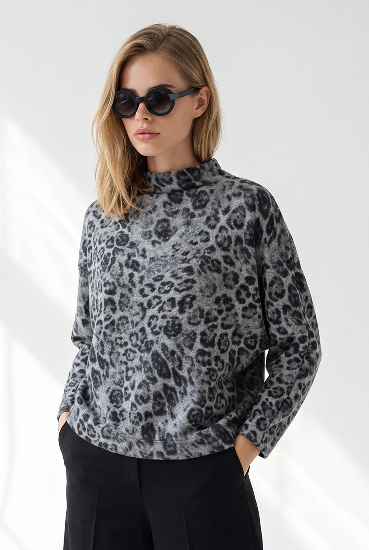 Dik Yaka Loose Fit Yumoş Bluz Gri Leopar