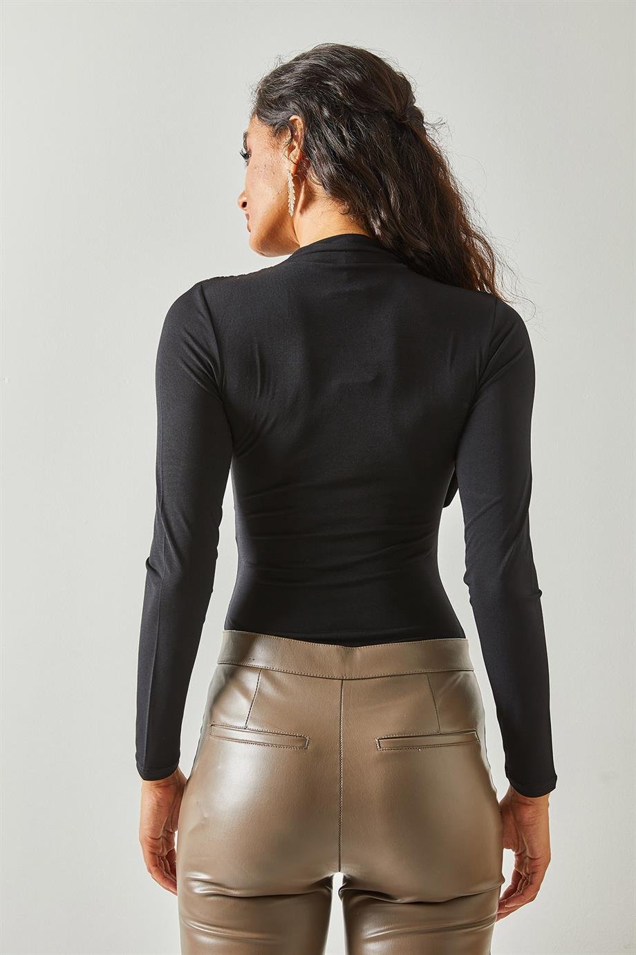 Dik Yaka Omuz Detaylı Altı Çıtçıtlı Bodysuit Siyah
