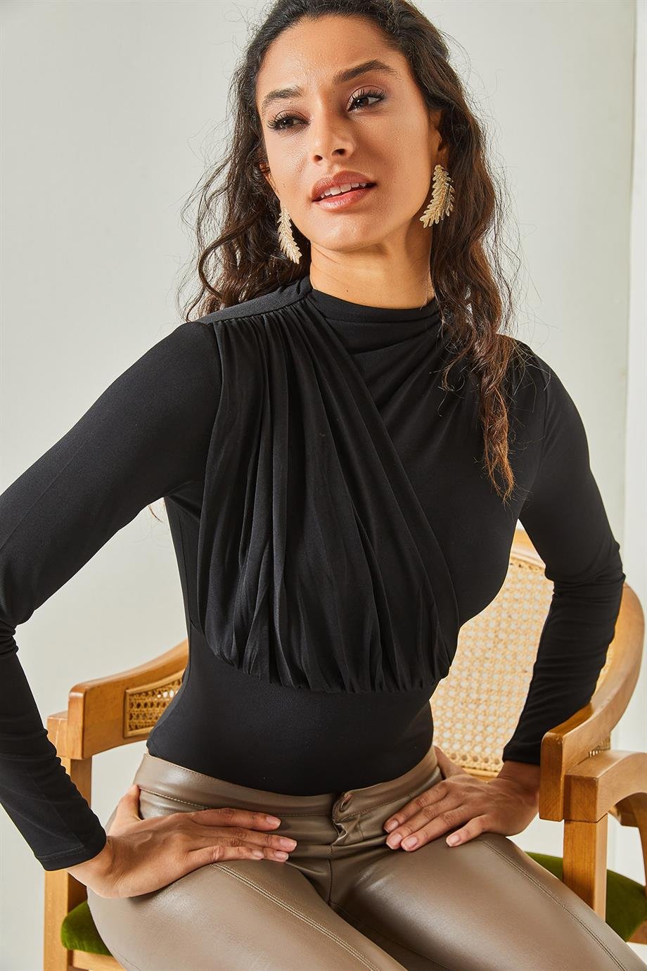 Dik Yaka Omuz Detaylı Altı Çıtçıtlı Bodysuit Siyah