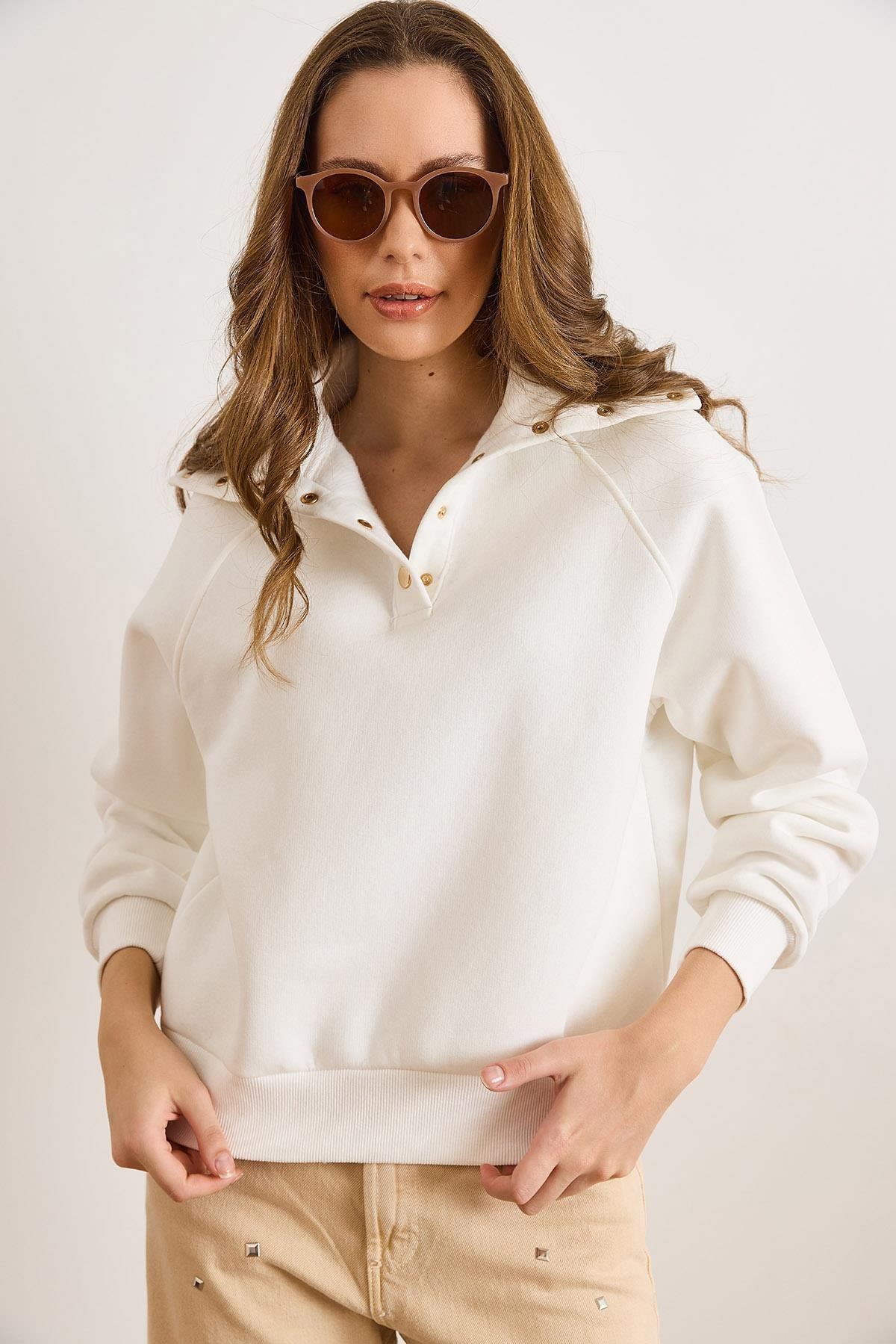 Dik Yaka Şardonlu Çıt Çıt Kapama Kalın Sweatshirt Ekru