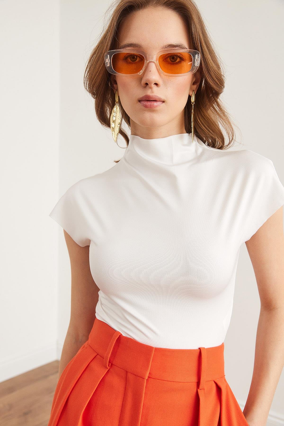 Dik Yaka Yarasa Crop Micro Bluz Beyaz