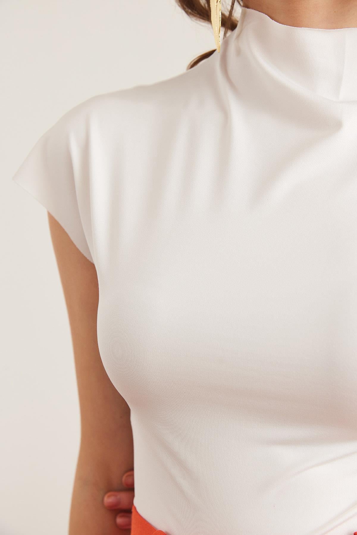 Dik Yaka Yarasa Crop Micro Bluz Beyaz
