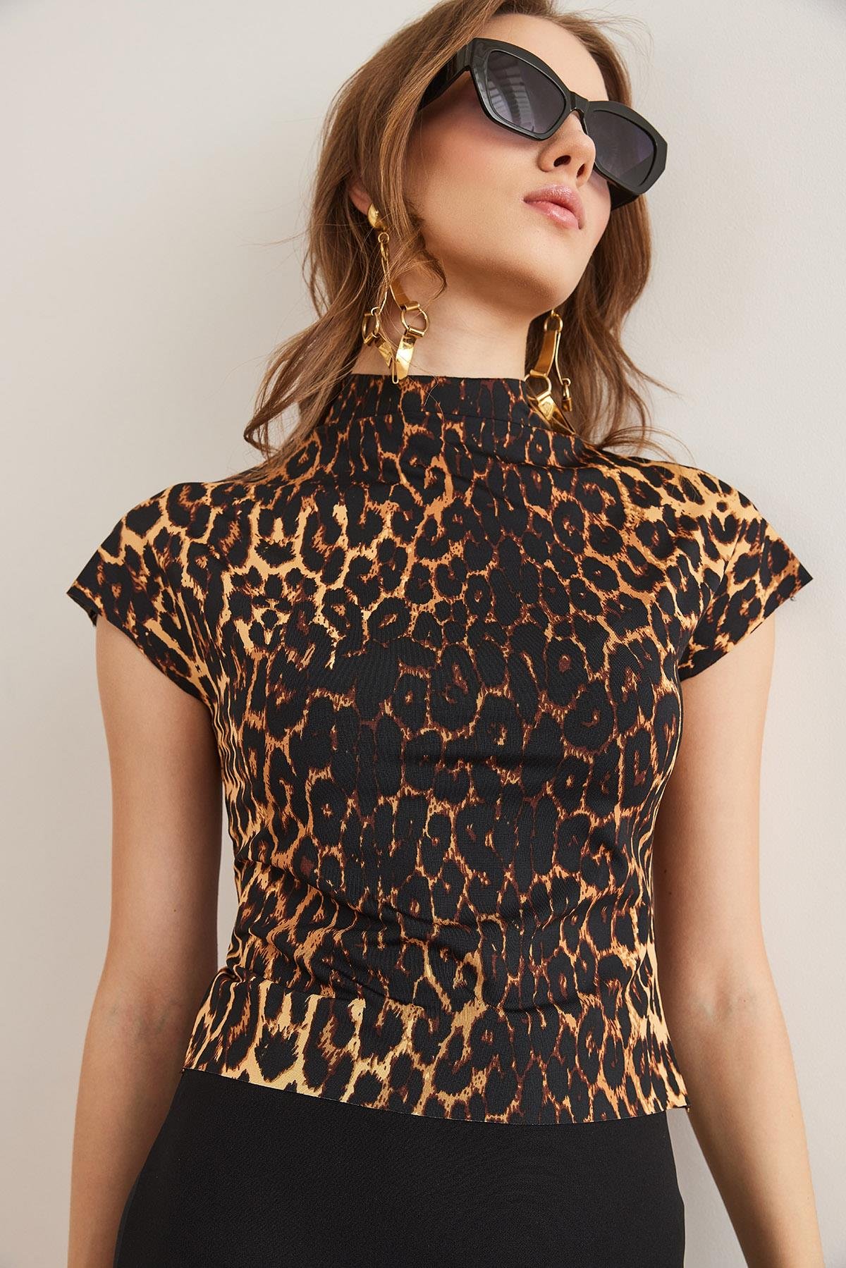 Dik Yaka Yarasa Crop Micro Bluz Leopar Siyah