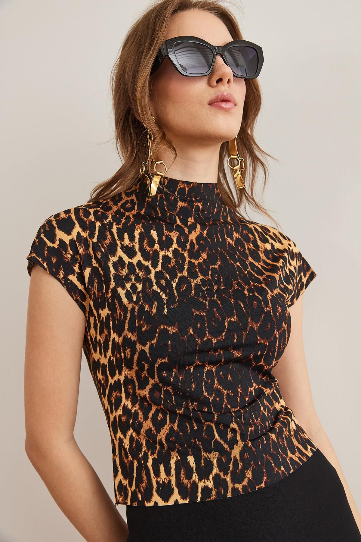 Dik Yaka Yarasa Crop Micro Bluz Leopar Siyah