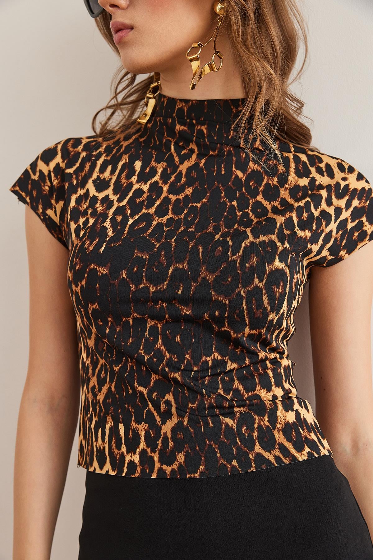 Dik Yaka Yarasa Crop Micro Bluz Leopar Siyah