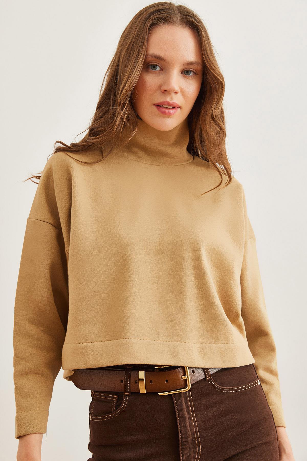 Dik Yaka Yarasa Crop Şardonlu Sweatshirt Bej