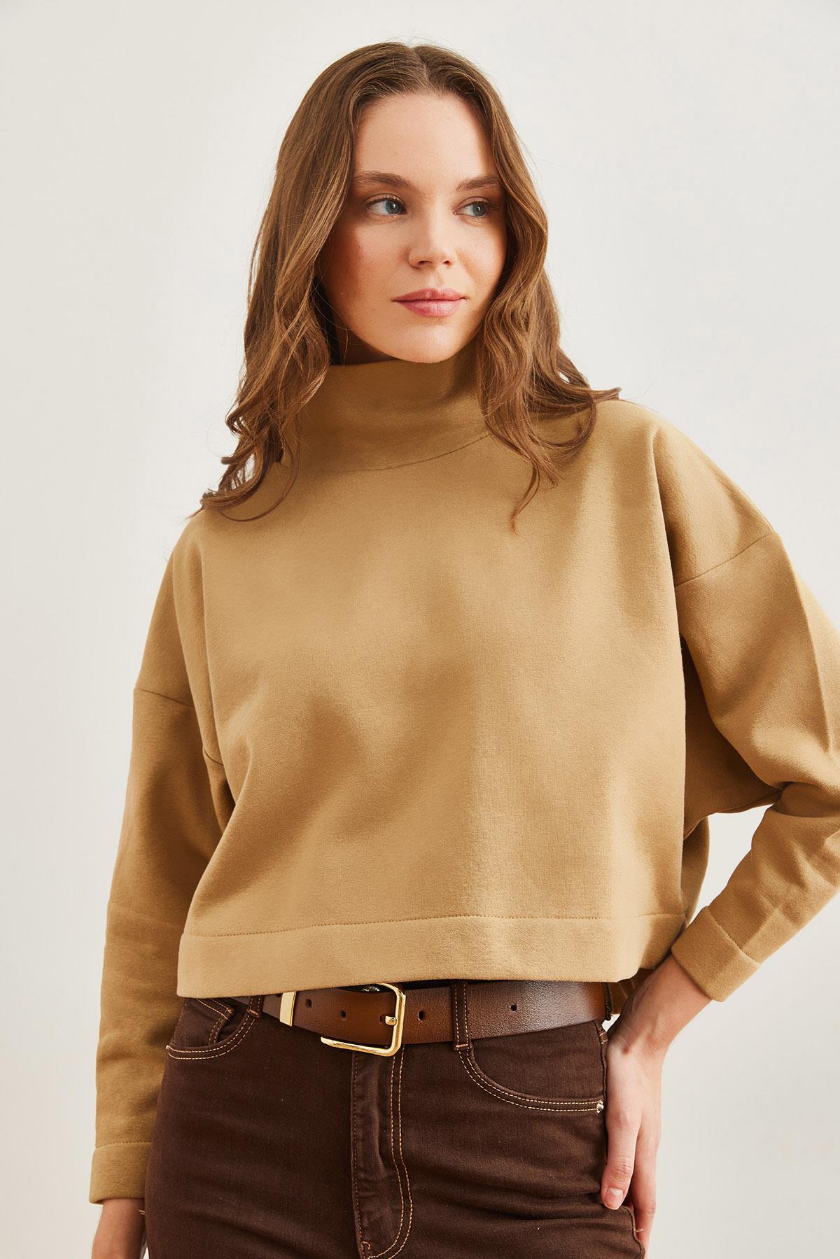 Dik Yaka Yarasa Crop Şardonlu Sweatshirt Bej
