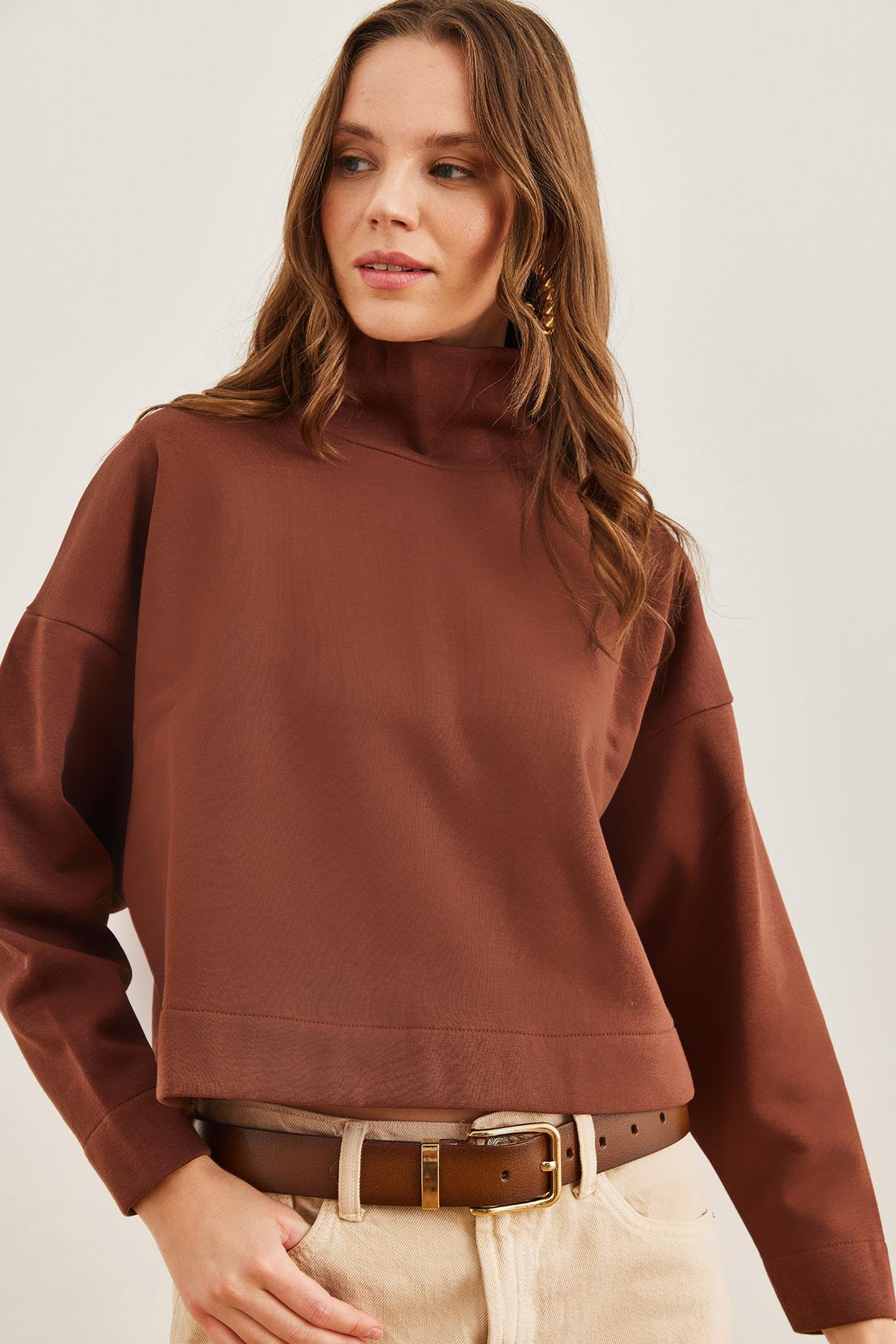 Dik Yaka Yarasa Crop Şardonlu Sweatshirt Kahverengi