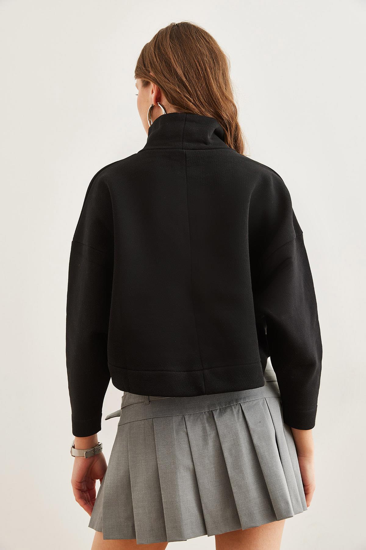 Dik Yaka Yarasa Crop Şardonlu Sweatshirt Siyah