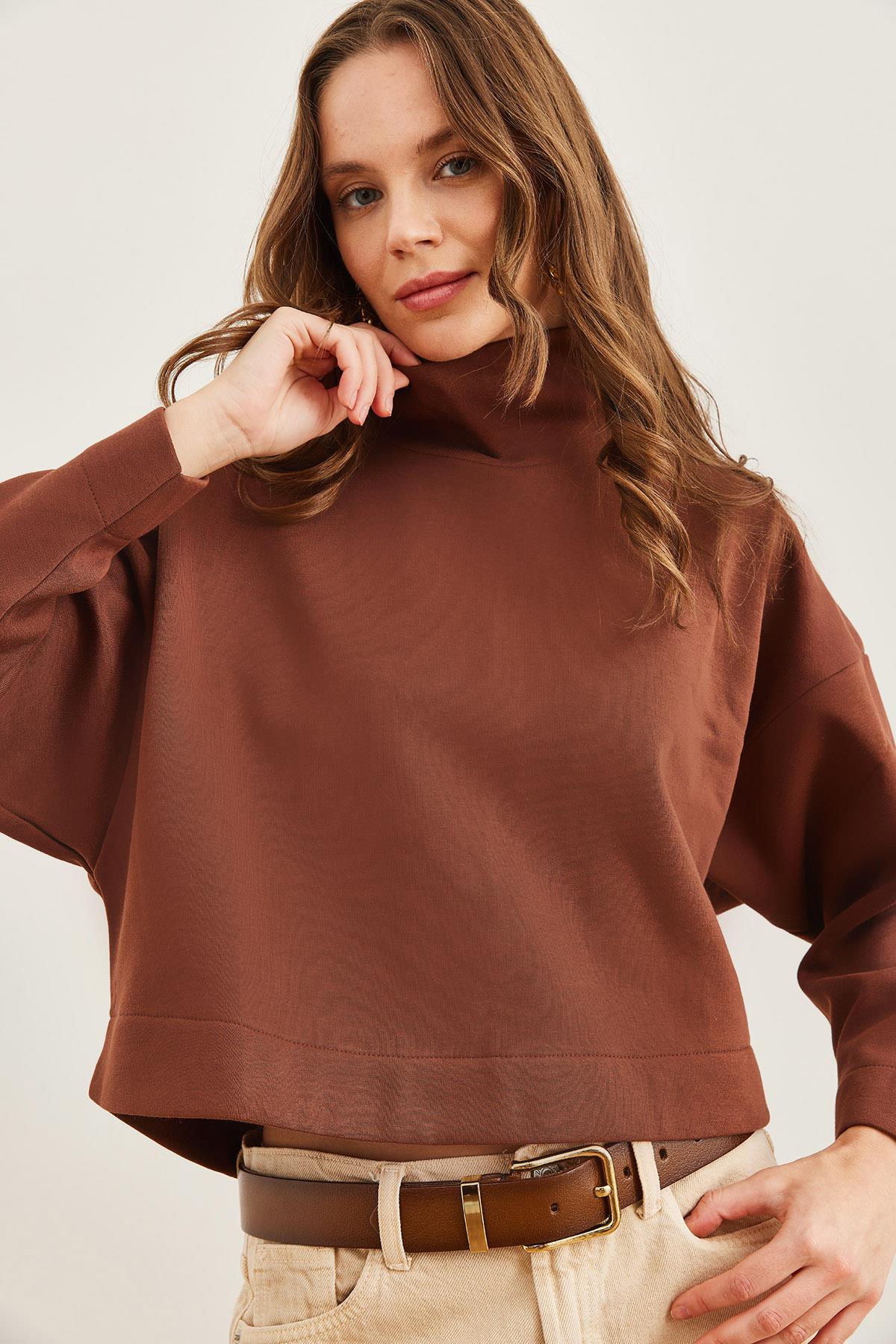 Dik Yaka Yarasa Crop Şardonlu Sweatshirt Kahverengi