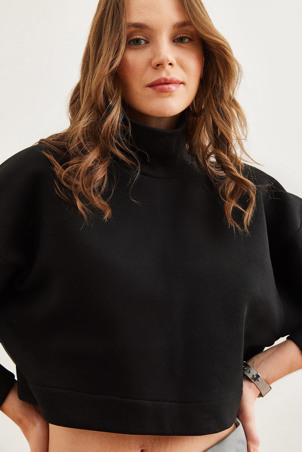 Dik Yaka Yarasa Crop Şardonlu Sweatshirt Siyah