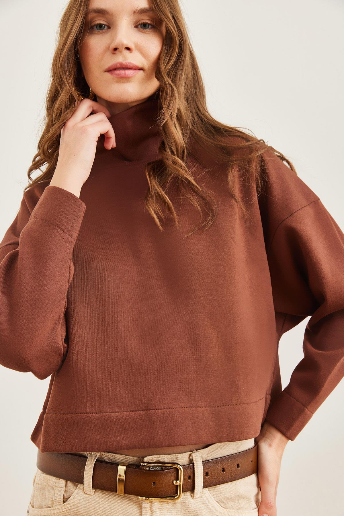 Dik Yaka Yarasa Crop Şardonlu Sweatshirt Kahverengi