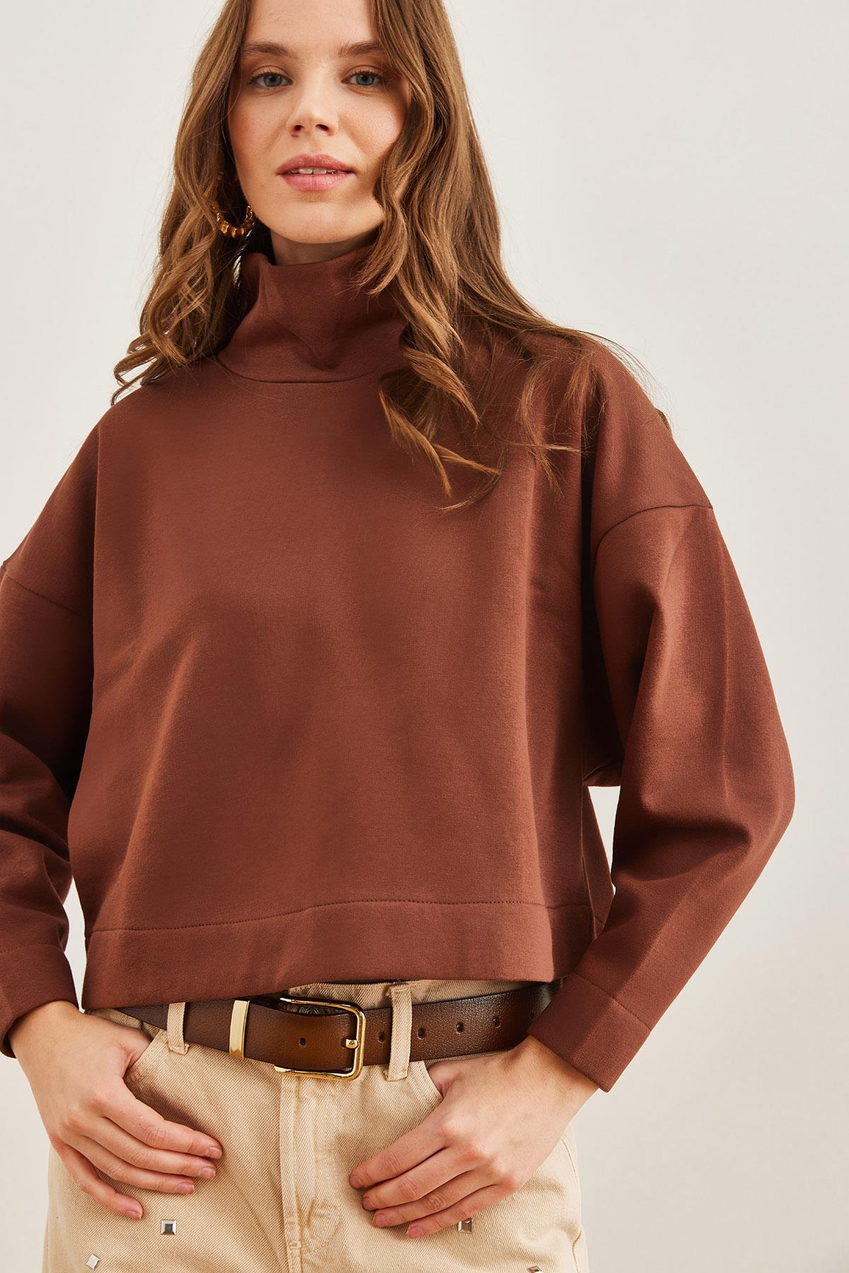Dik Yaka Yarasa Crop Şardonlu Sweatshirt Kahverengi