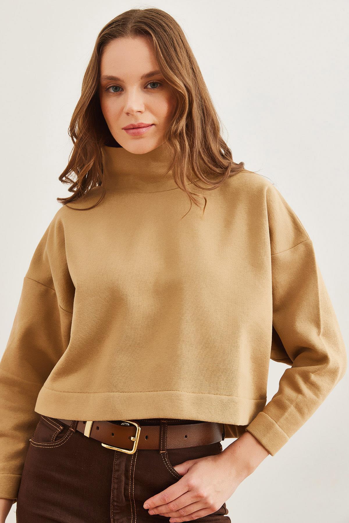 Dik Yaka Yarasa Crop Şardonlu Sweatshirt Bej