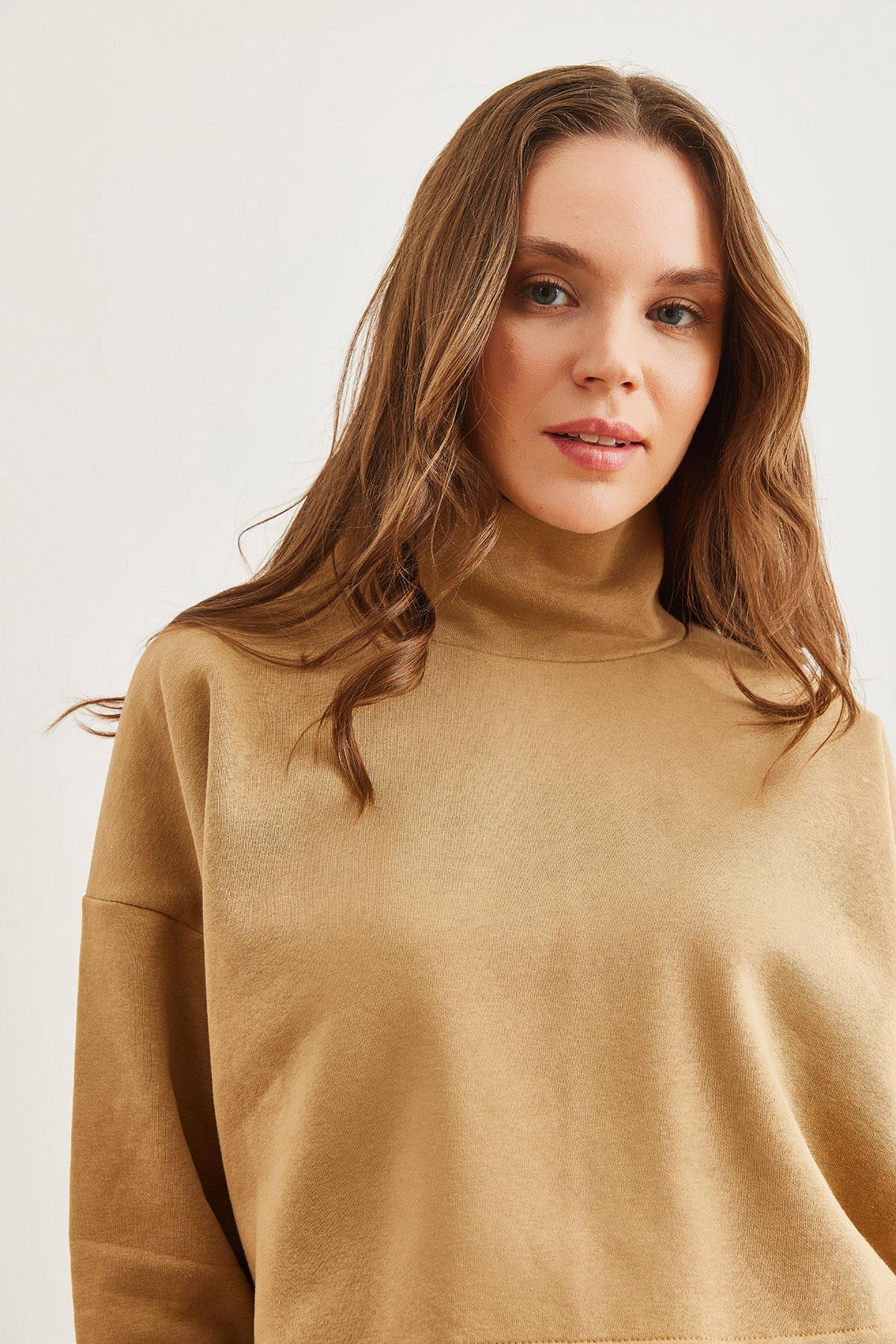 Dik Yaka Yarasa Crop Şardonlu Sweatshirt Bej