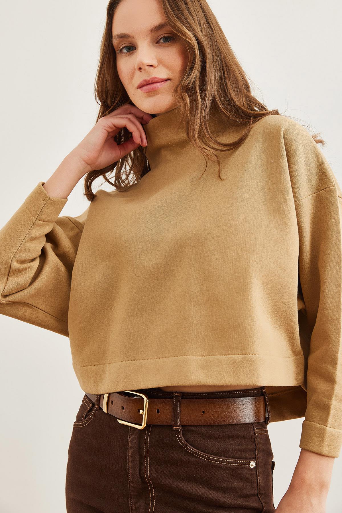 Dik Yaka Yarasa Crop Şardonlu Sweatshirt Bej