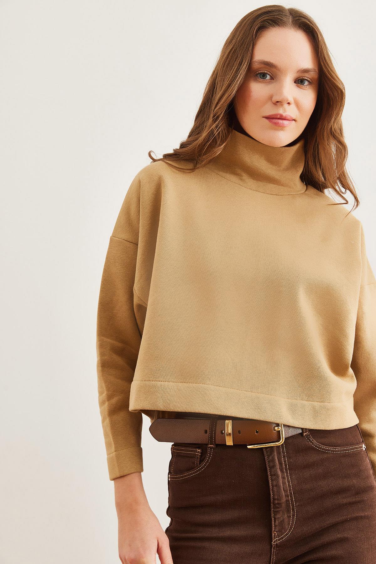 Dik Yaka Yarasa Crop Şardonlu Sweatshirt Bej
