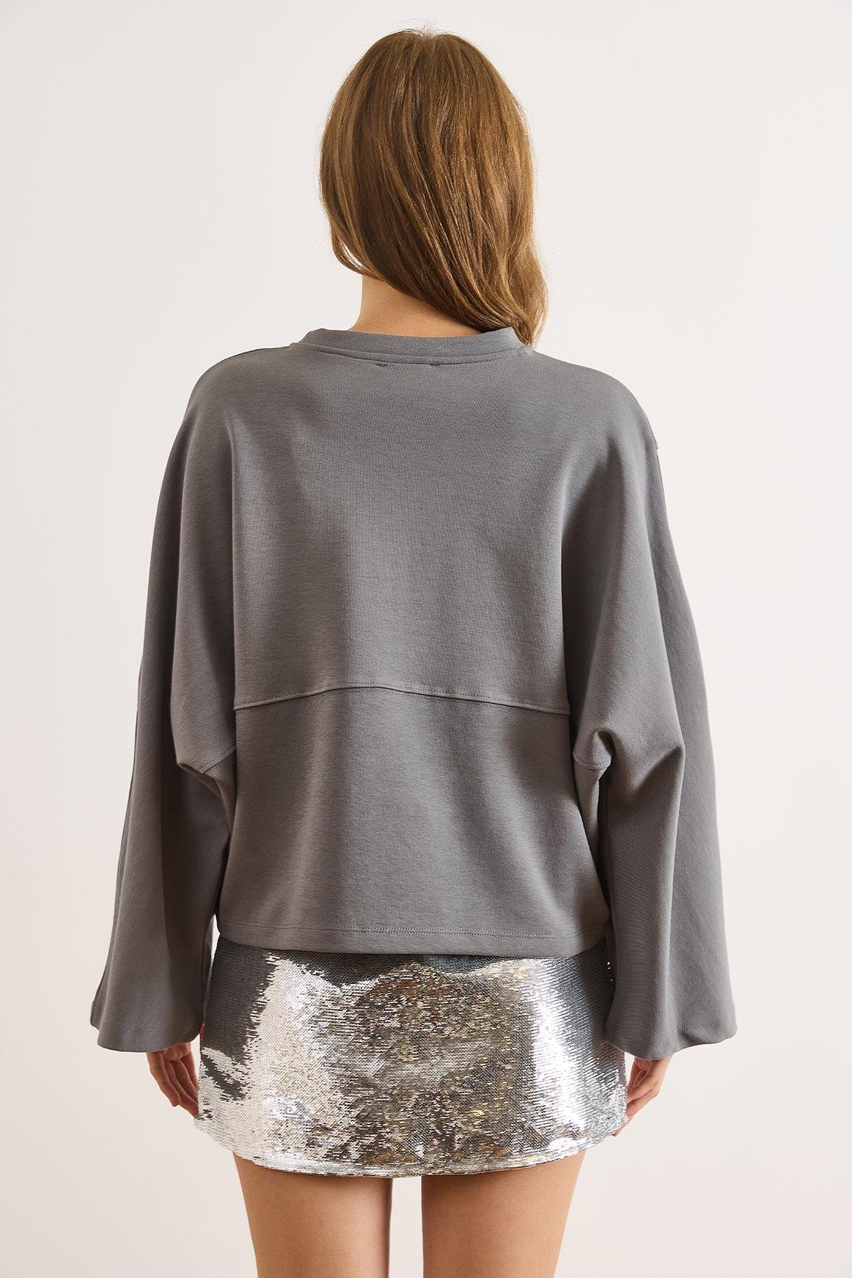 Dikiş Detaylı Yarasa Model Şardonsuz İnterlok Sweatshirt Füme