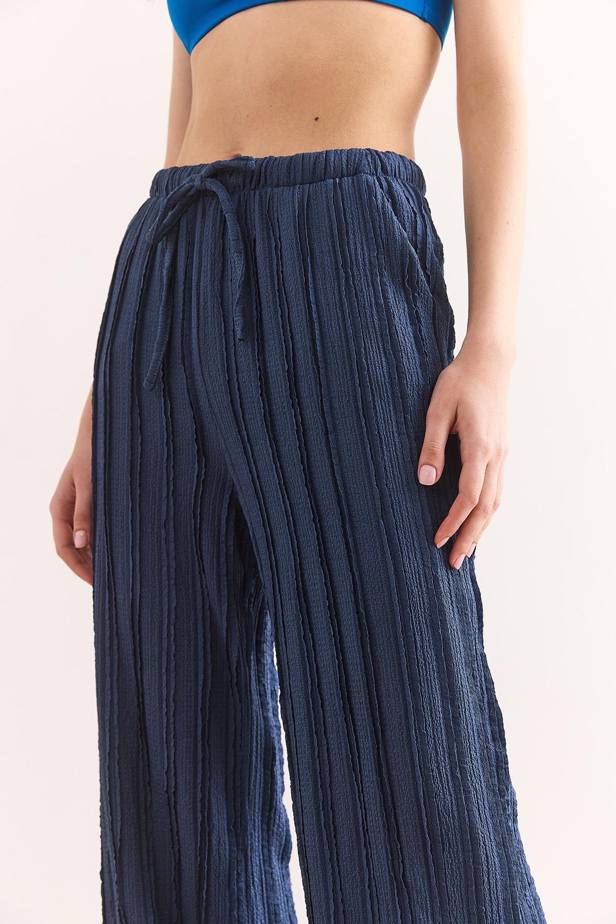 Dokulu Beli Lastikli Cepli Dökümlü Pantolon İndigo