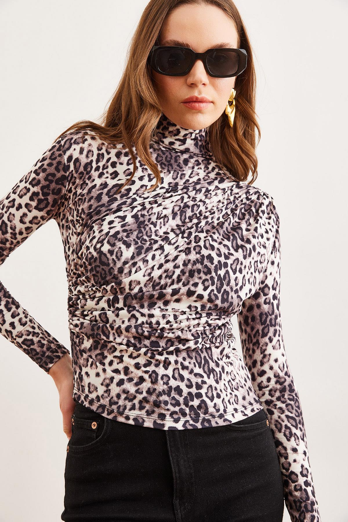 Drape Detaylı Dökümlü Şık Bluz Ekru Leopar