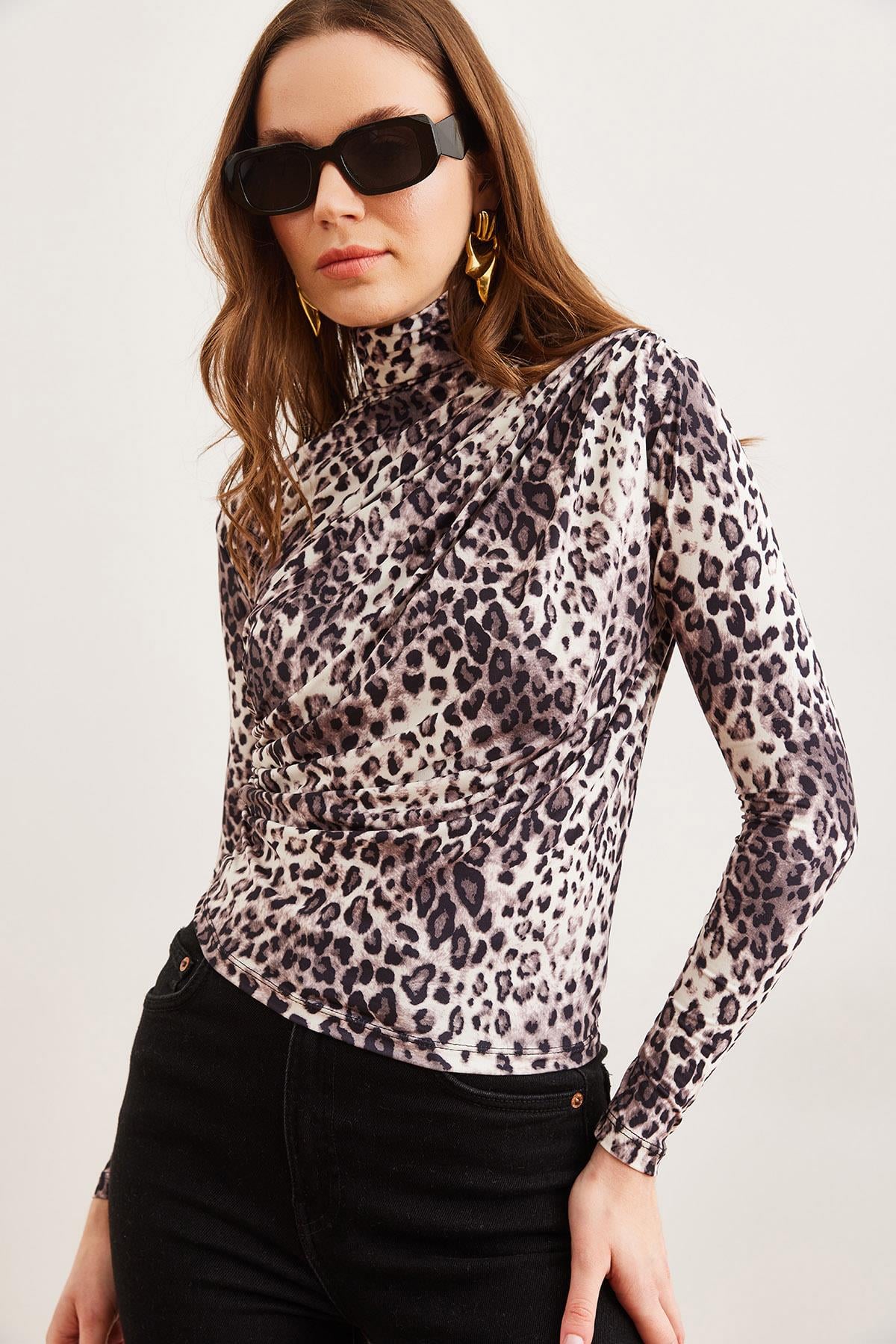 Drape Detaylı Dökümlü Şık Bluz Ekru Leopar