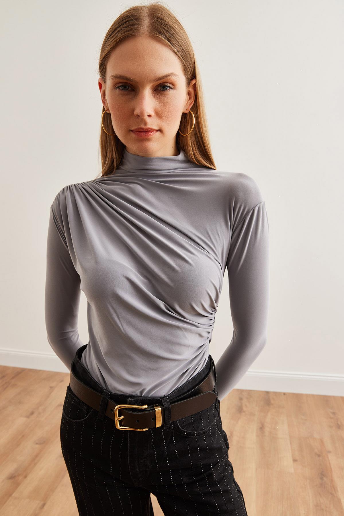 Drape Detaylı Dökümlü Şık Bluz Gri