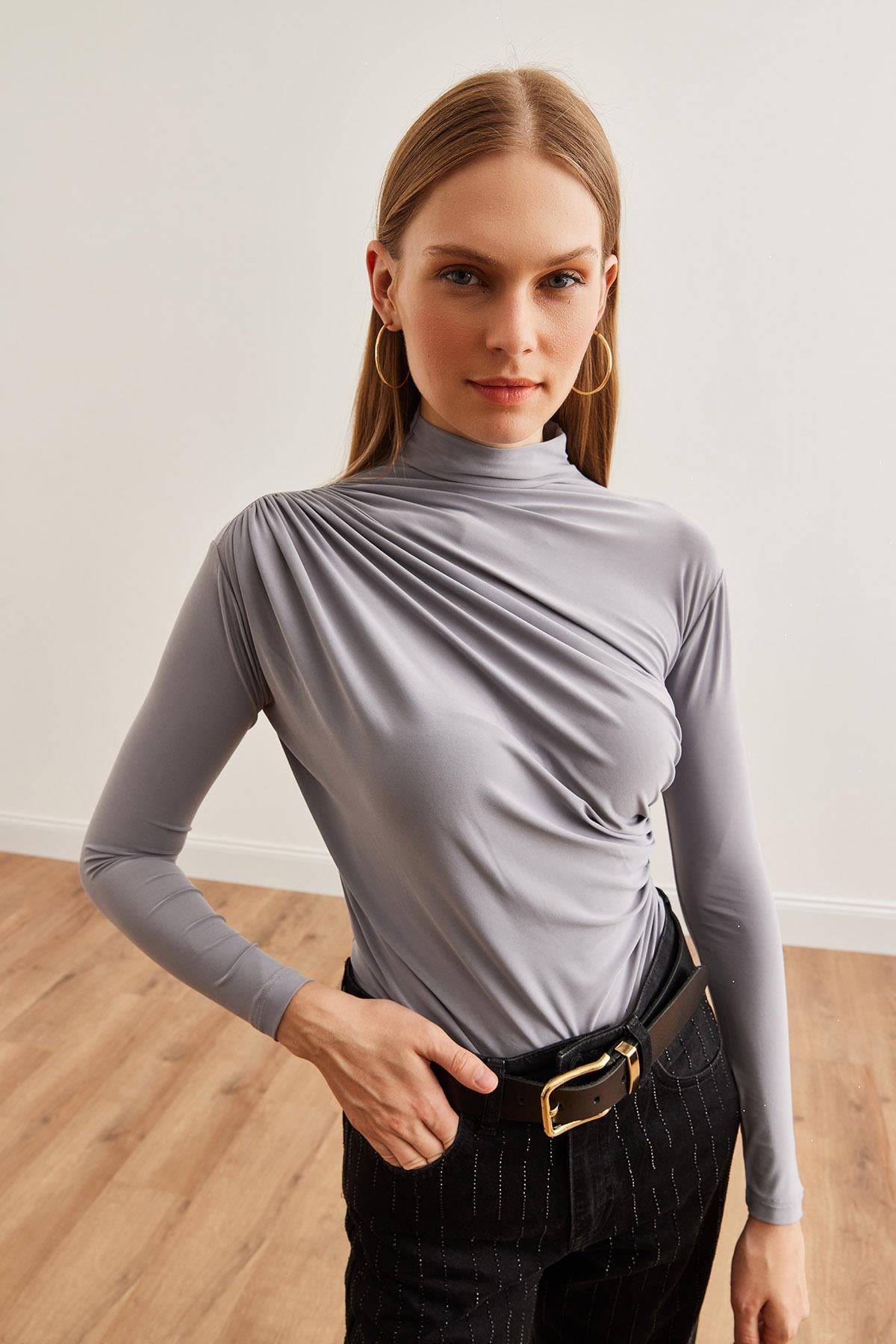 Drape Detaylı Dökümlü Şık Bluz Gri