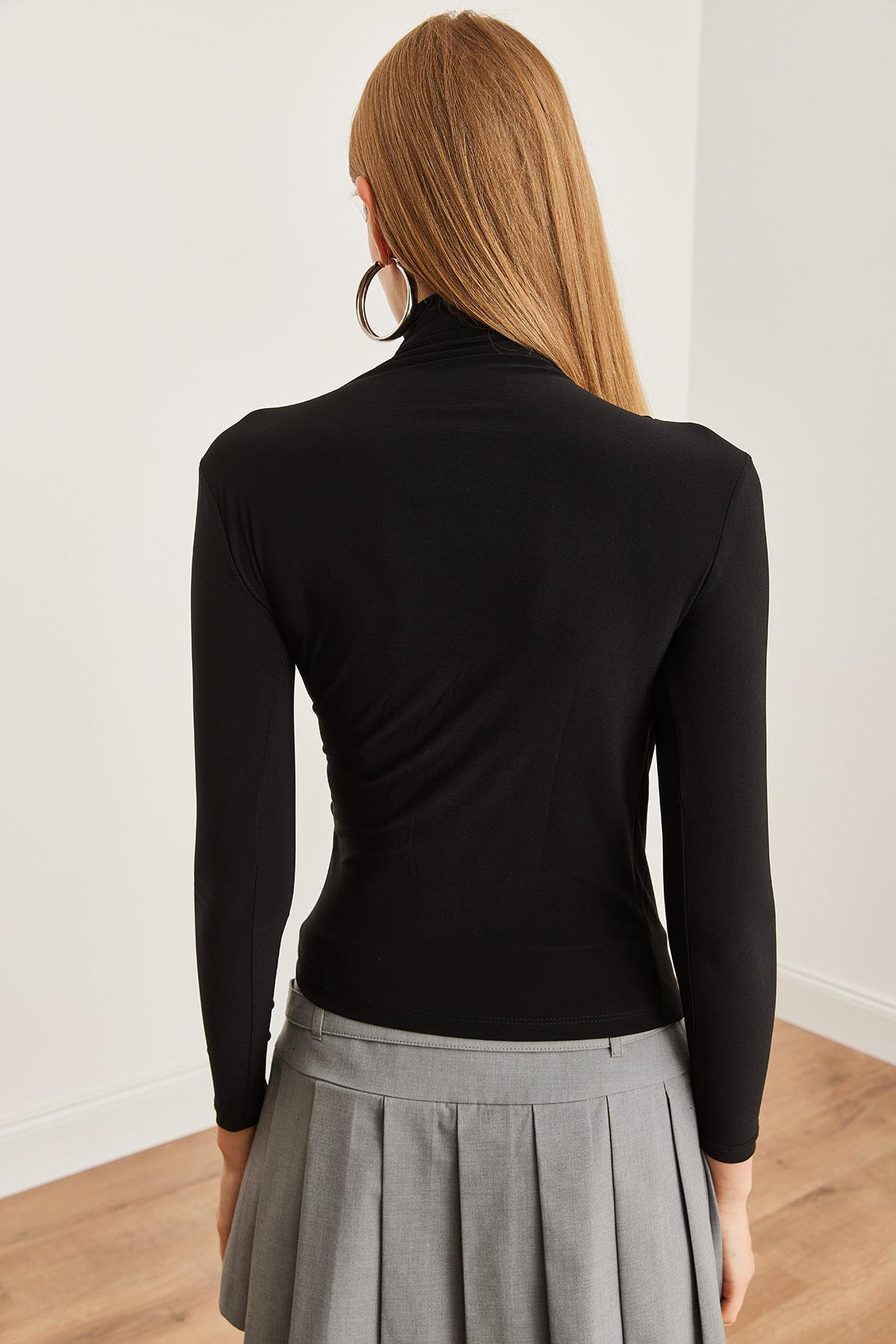 Drape Detaylı Dökümlü Şık Bluz Siyah
