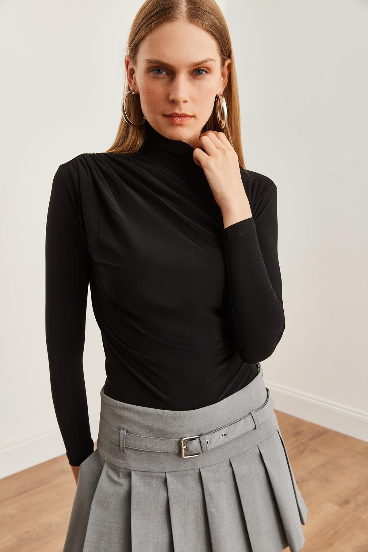 Drape Detaylı Dökümlü Şık Bluz Siyah