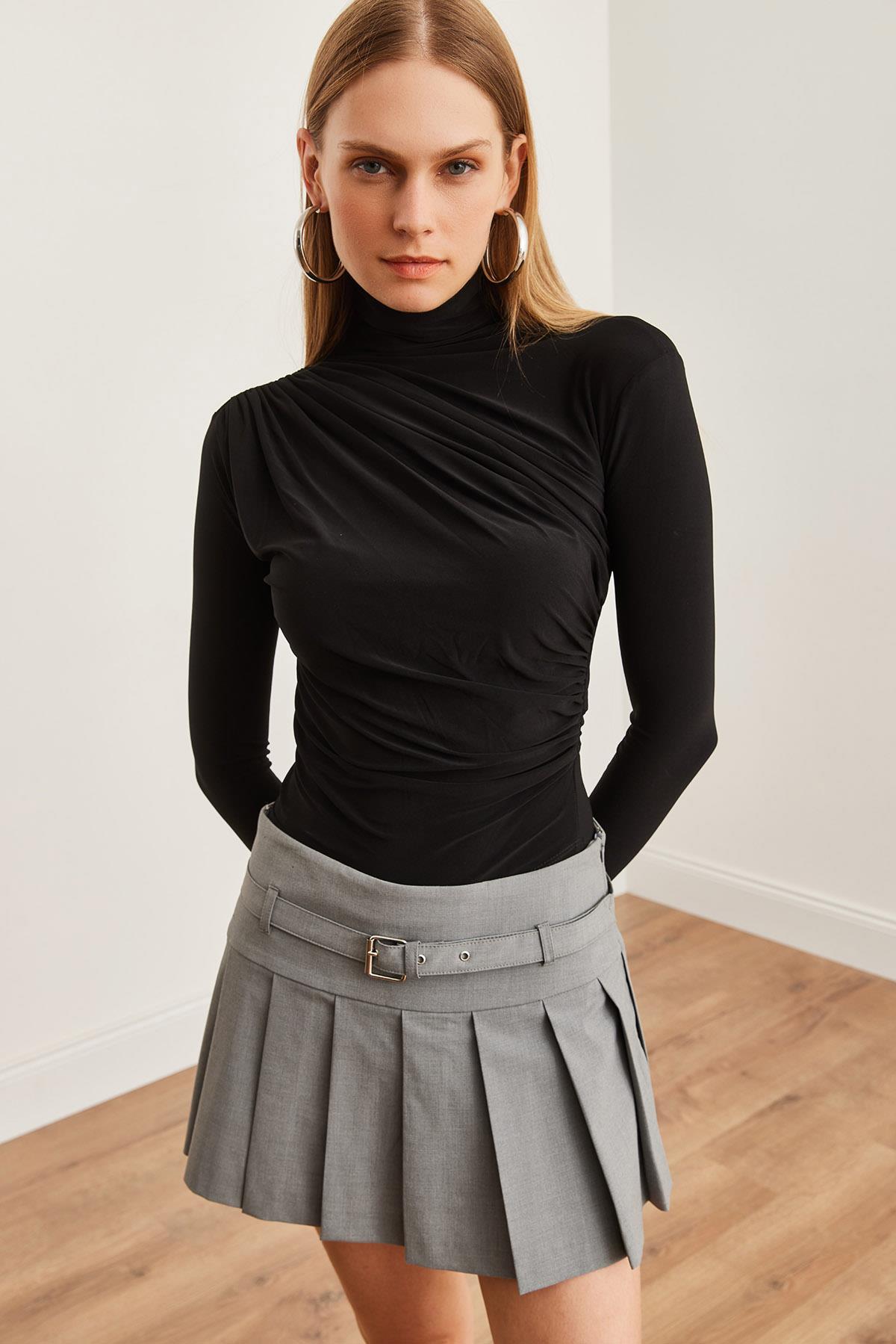 Drape Detaylı Dökümlü Şık Bluz Siyah