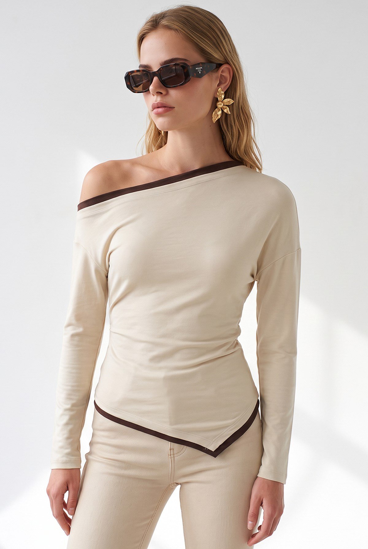 Drape Detaylı Kayık Yaka Asimetrik Bluz Bej