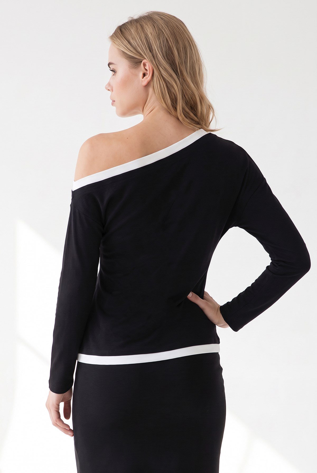 Drape Detaylı Kayık Yaka Asimetrik Bluz Siyah