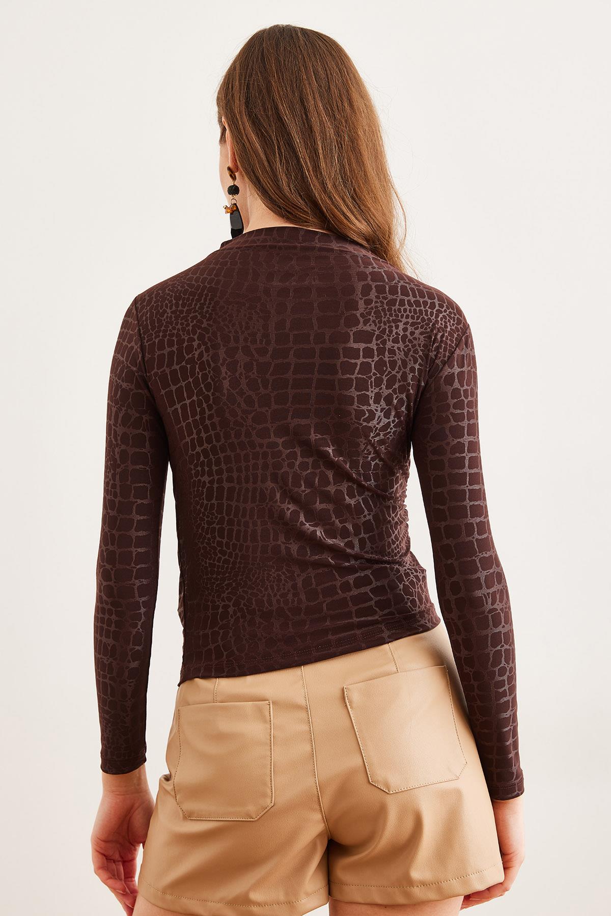 Drape Detaylı Kayık Yaka Bluz Timsah Kahverengi