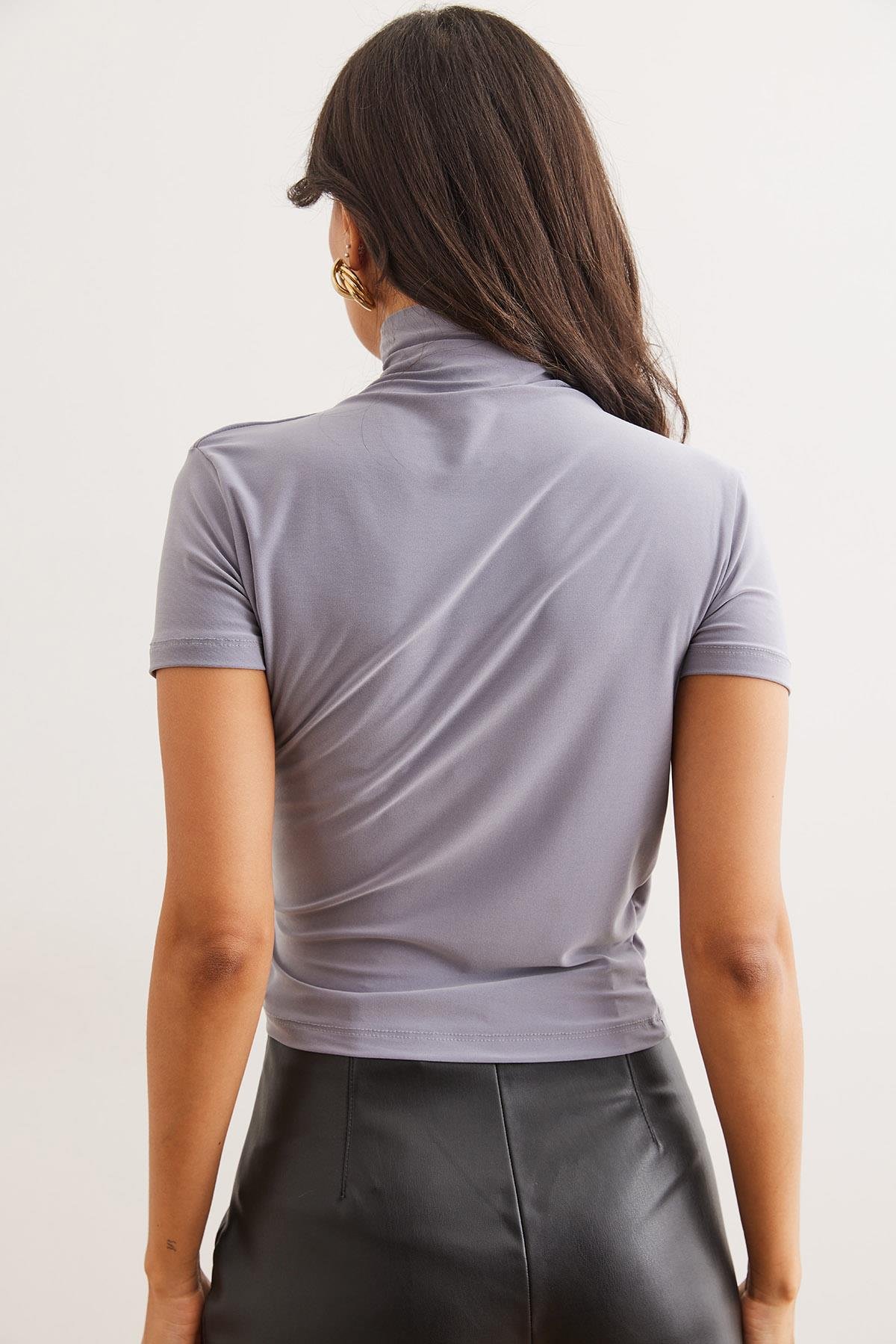 Drape Detaylı Kısa Kollu Dökümlü Bluz Gri