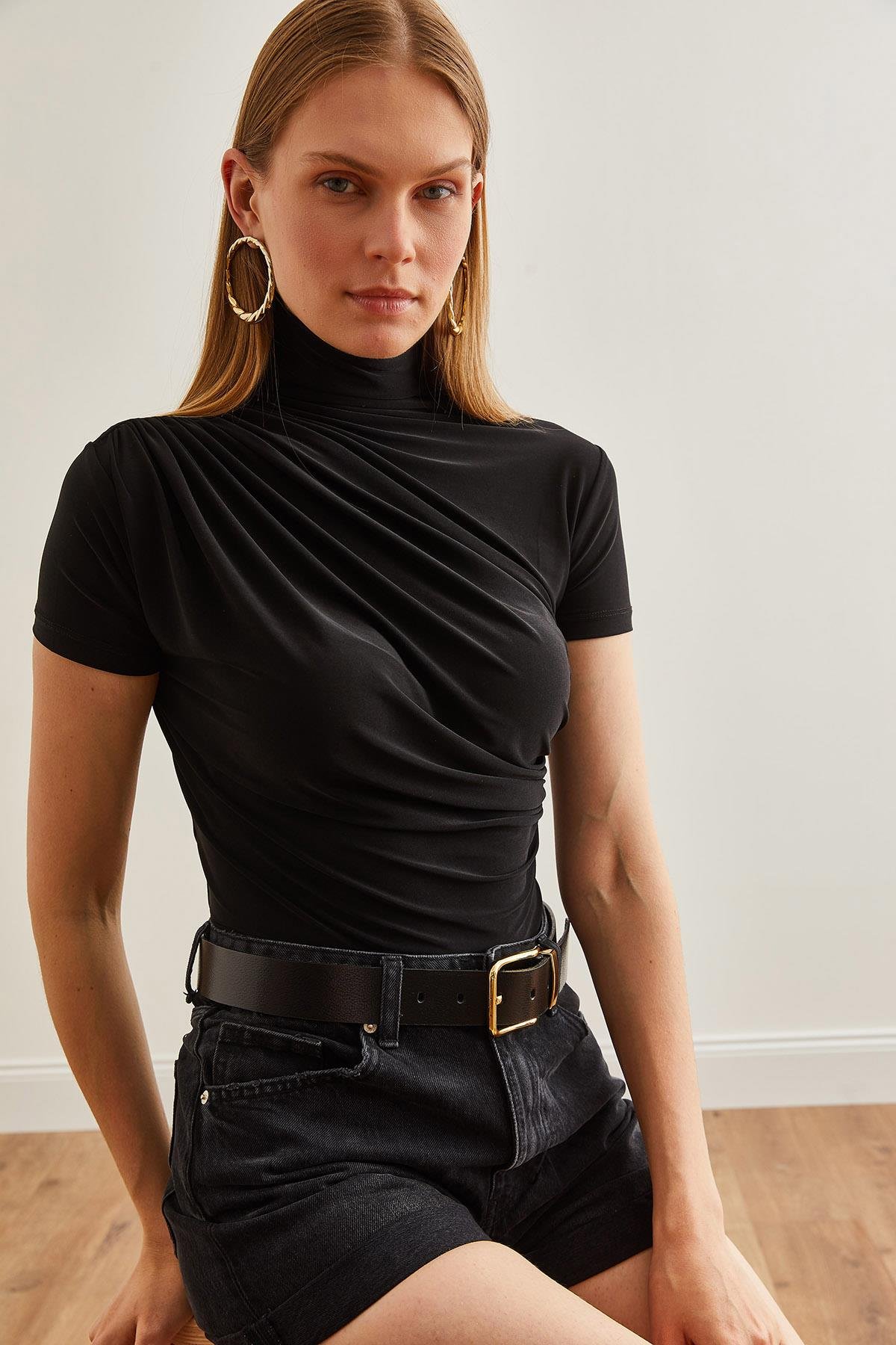 Drape Detaylı Kısa Kollu Dökümlü Bluz Siyah