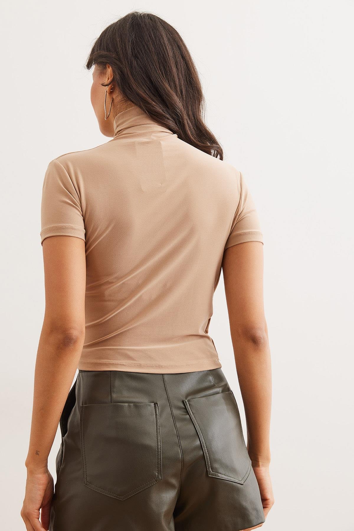 Drape Detaylı Kısa Kollu Dökümlü Bluz Camel