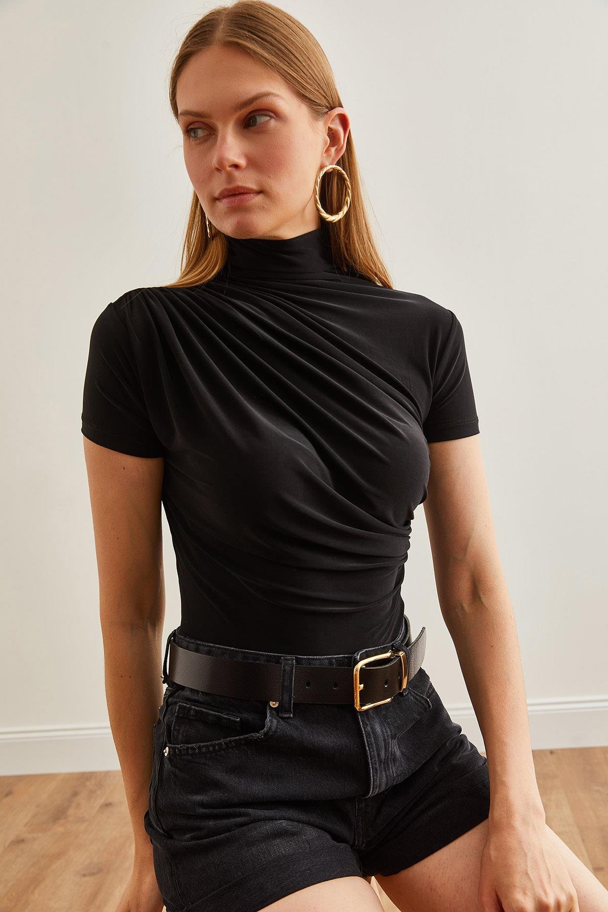 Drape Detaylı Kısa Kollu Dökümlü Bluz Siyah