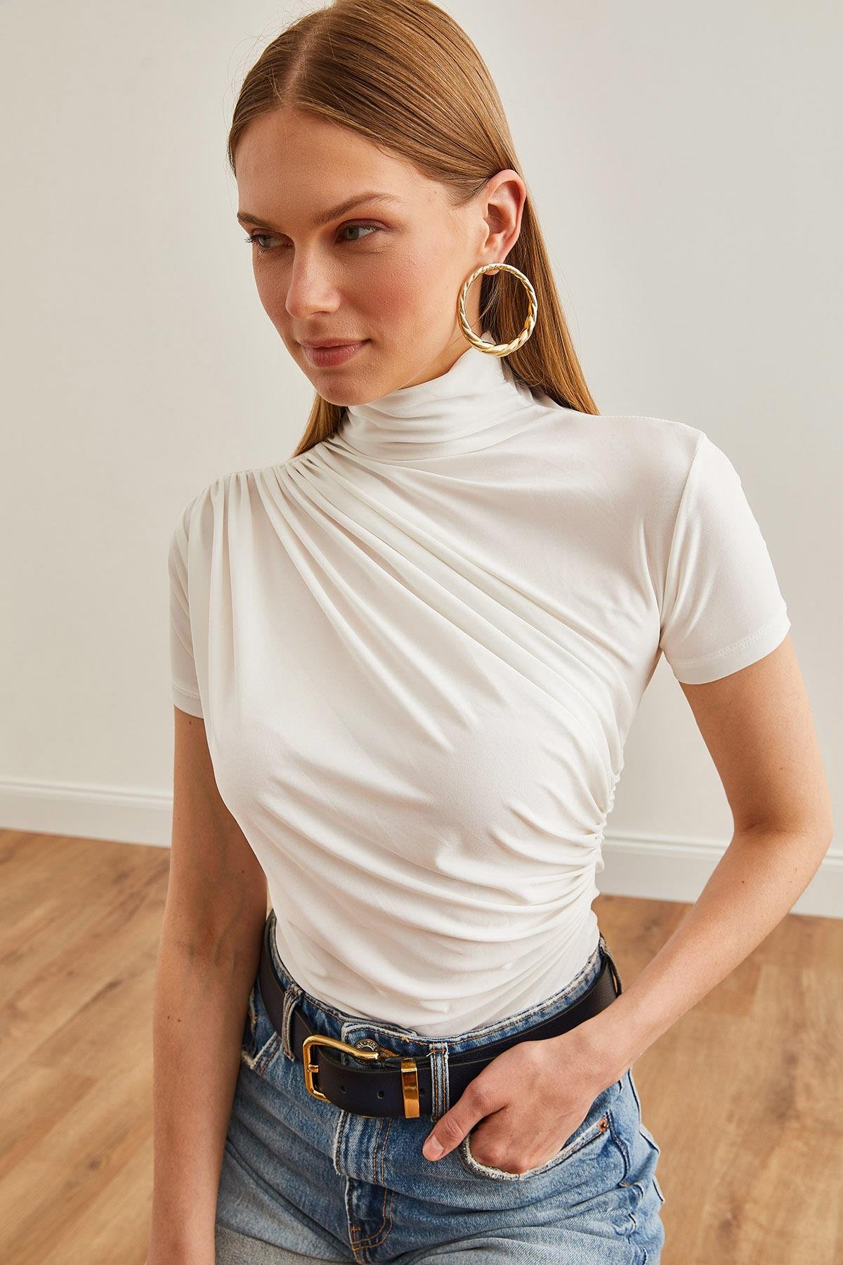 Drape Detaylı Kısa Kollu Dökümlü Bluz Ekru