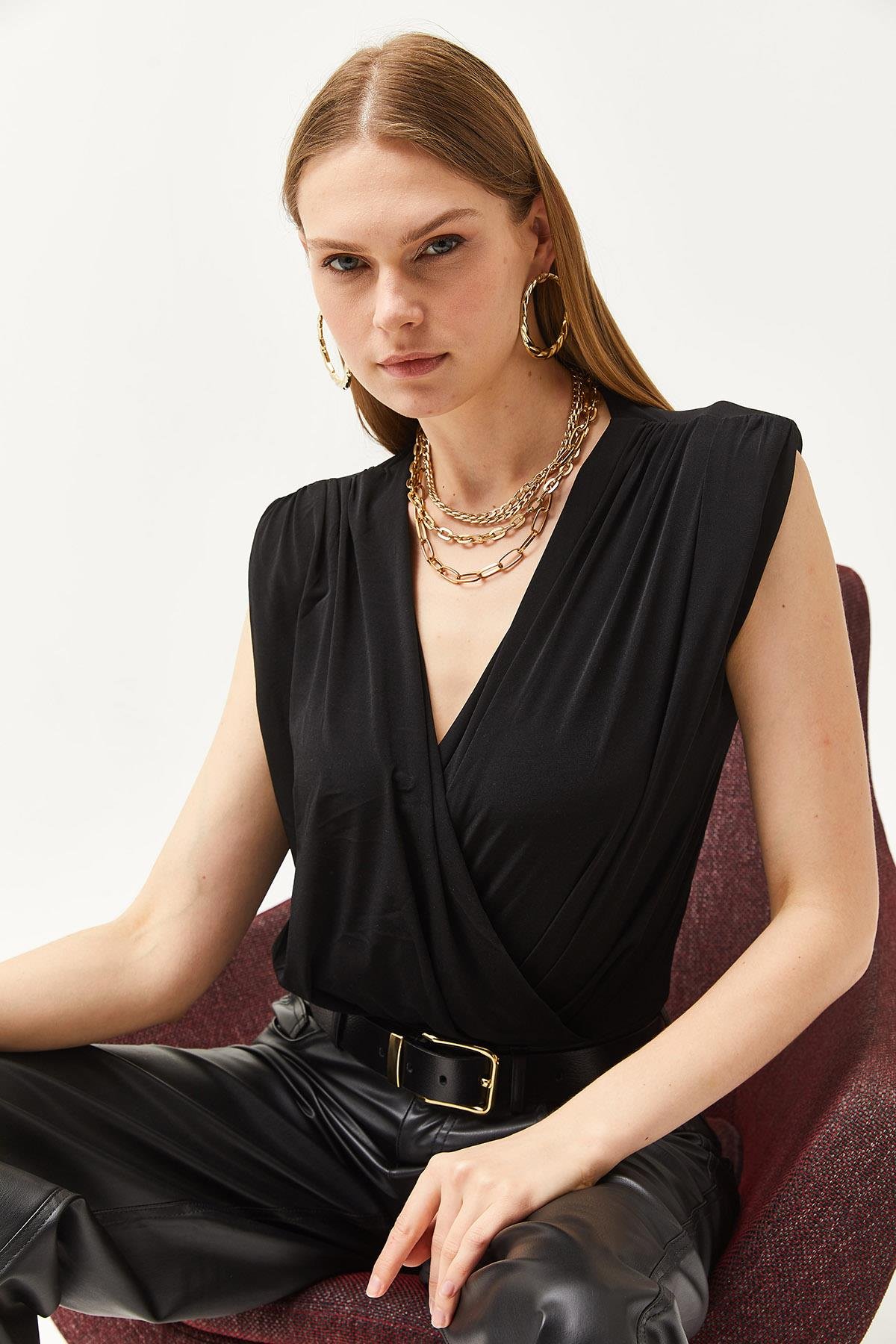 Drape Detaylı Kruvaze Yaka Altı Çıtçıtlı Bodysuit Siyah