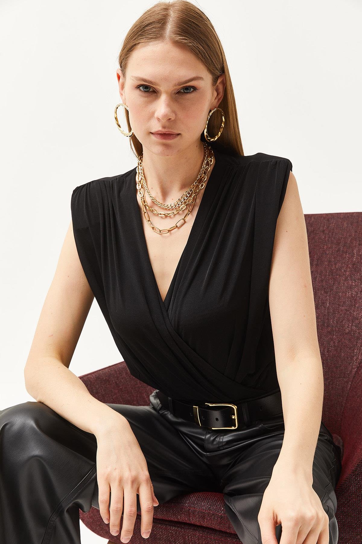 Drape Detaylı Kruvaze Yaka Altı Çıtçıtlı Bodysuit Siyah
