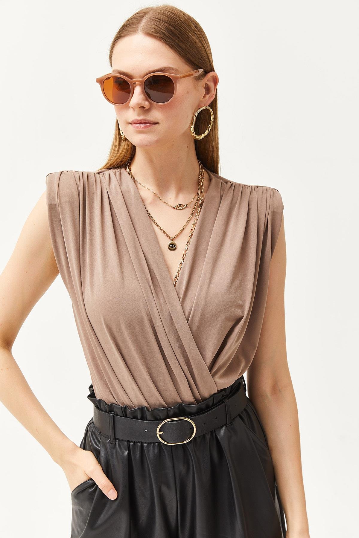 Drape Detaylı Kruvaze Yaka Altı Çıtçıtlı Bodysuit Vizon