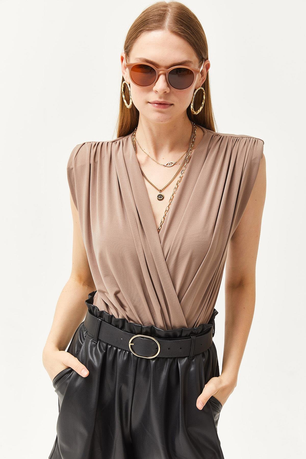 Drape Detaylı Kruvaze Yaka Altı Çıtçıtlı Bodysuit Vizon