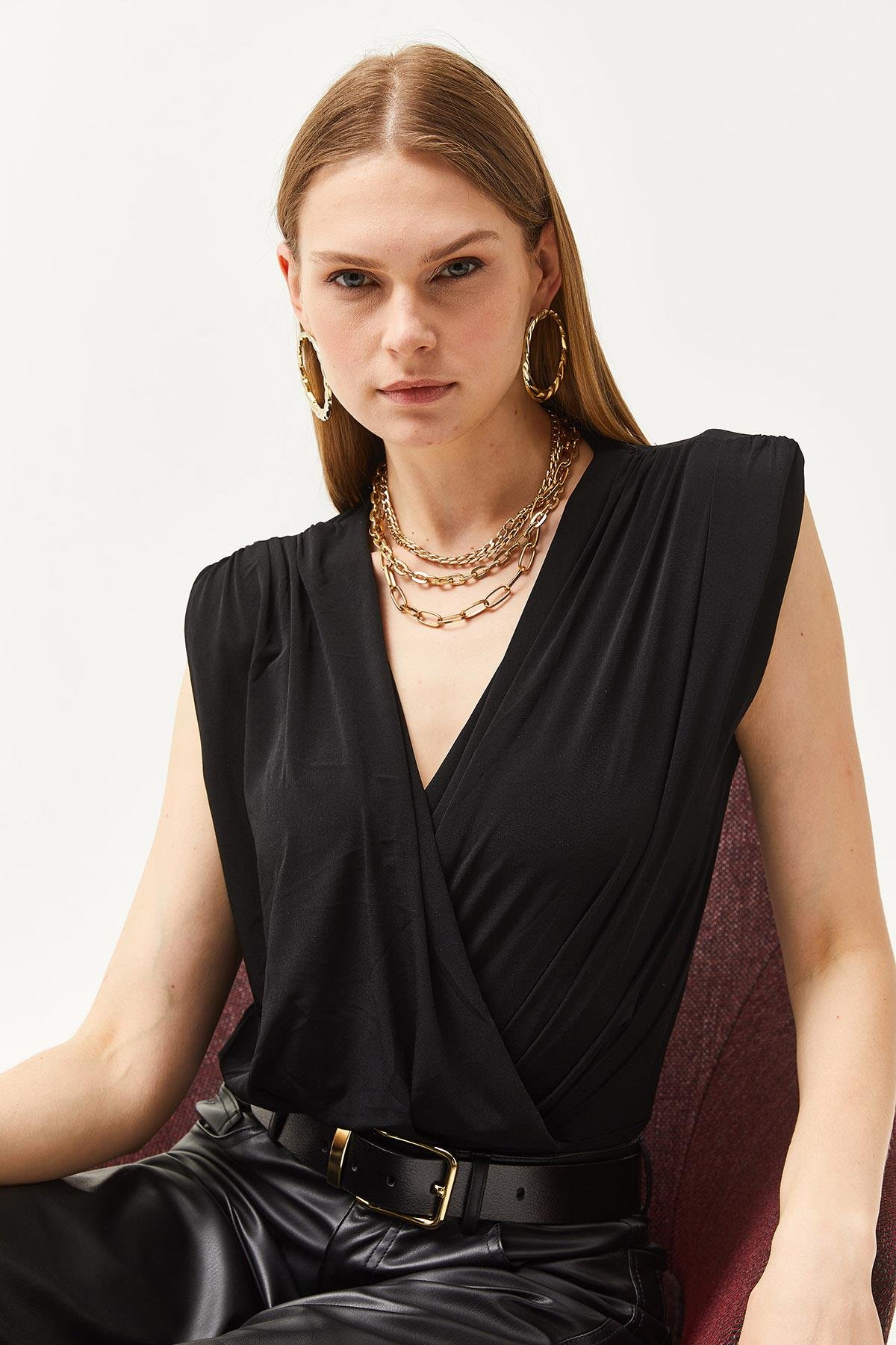 Drape Detaylı Kruvaze Yaka Altı Çıtçıtlı Bodysuit Siyah