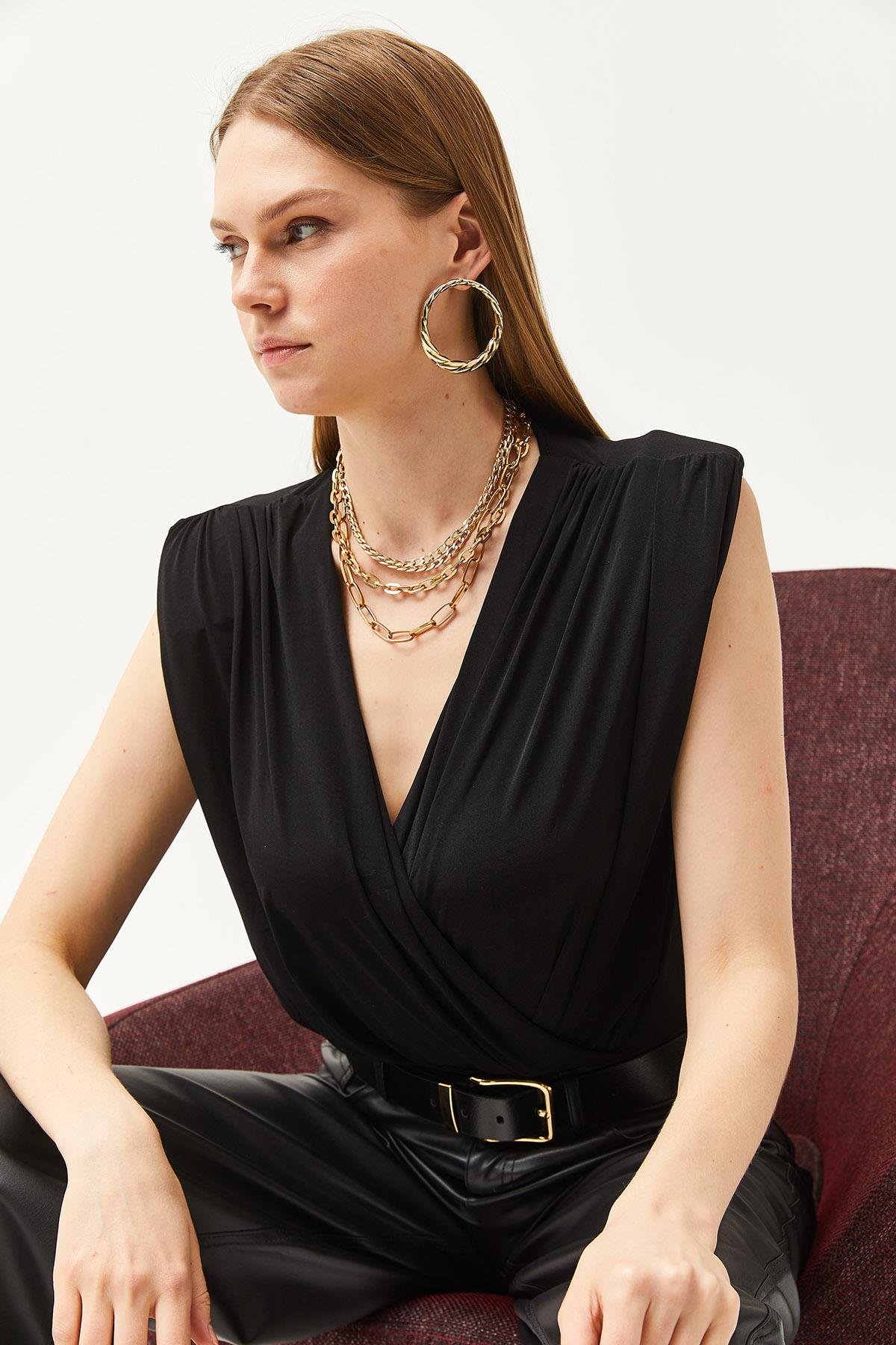 Drape Detaylı Kruvaze Yaka Altı Çıtçıtlı Bodysuit Siyah